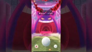 o gigantamax gengar battle 😱✨ in pokemon go #pokemongo #pokemon #ash 😱🔥❤️❤️😈😎